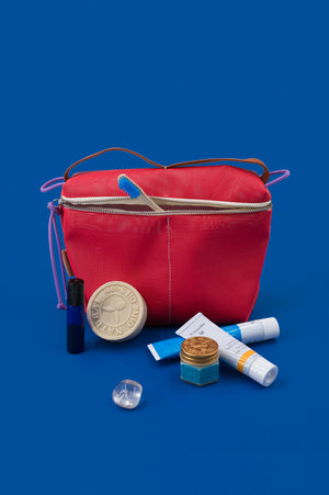 BAINU red / Washbag