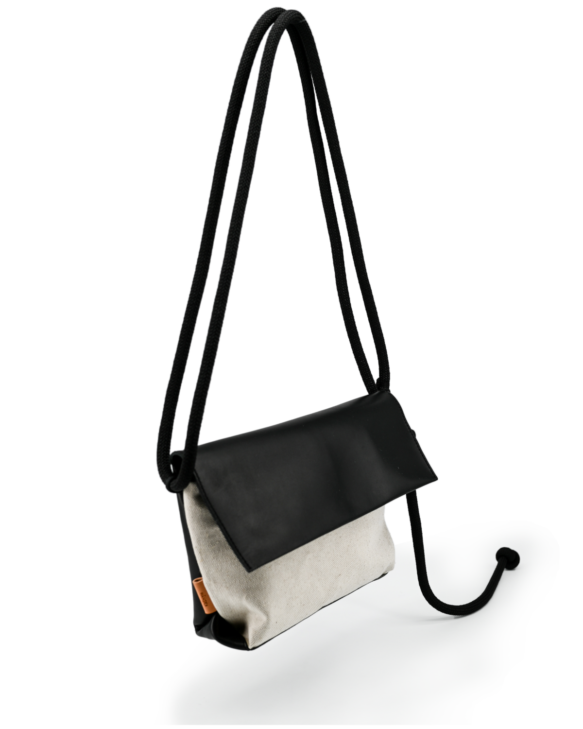 ESKUA | linen / black