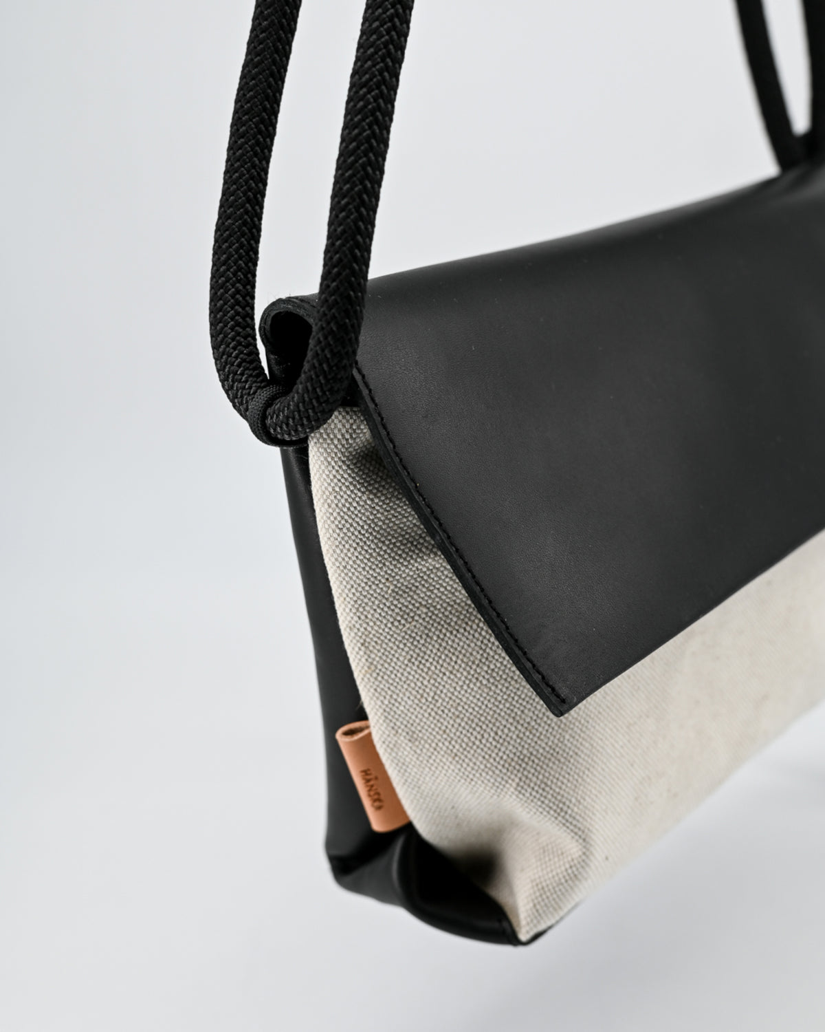 ESKUA | linen / black